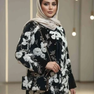 ست کت و کیف مخمل مشکی با گل‌های سفید و طلایی - نمای کامل روی مدل