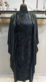 مدل جلو بسته عبا مخمل مشکی با تزئینات متمرکز روی سینه و جلو