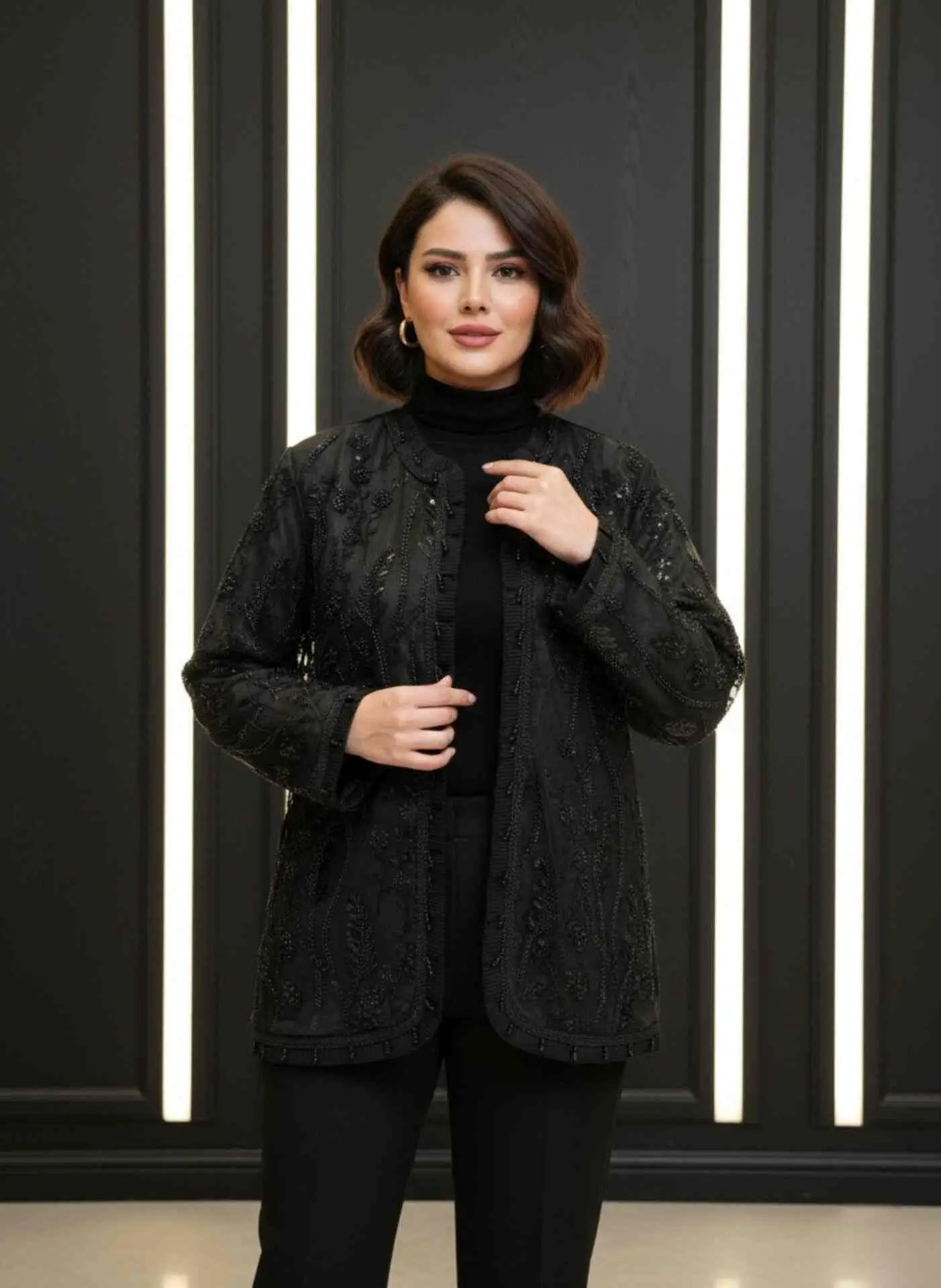 black-velvet-manto-floral-sequin-embroidery-model نمای تنخور مانتو مجلسی ملیلهدوزی گل با مخمل مشکی