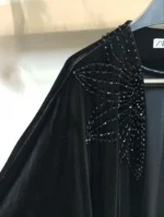 نمای نزدیک از جنس مخمل لطیف و سنگ‌دوزی برجسته روی عبا