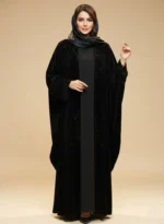 استایل پانچ مخمل مشکی سنگ‌دوزی شده با قد بلند روی لباس مجلسی