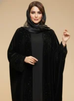 نمای نزدیک از جنس مخمل لطیف و سنگ‌دوزی برجسته روی عبا