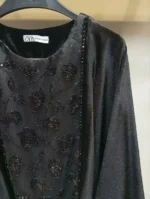 نمای نزدیک از بافت تور روی مخمل مشکی با نگین‌های درخشان