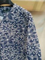 نمای نزدیک کت کراپ آبی قلاب بافی طرح گل گلاسیک