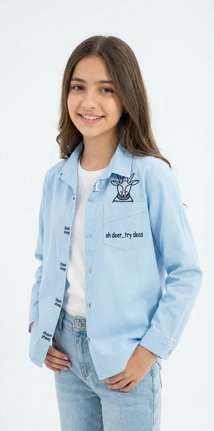 شومیز آبی کتان دخترانه با گلدوزی طرح گوزن روی جیب