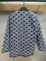 نمای پشت کت زنانه آبی با طرح دایره سفید قلاب‌بافی دستی - کت تابستانه جین فری سایز