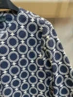 نمای نزدیک کت زنانه آبی با طرح دایره سفید قلاب‌بافی دستی - کت تابستانه جین فری سایز