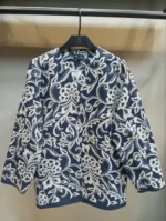نمای جلو کت جین آبی سوزن دوزی شده طرح برگ و گل سنتی