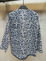 نمای پشت مانتو کتی جین آبی سوزن دوزی طرح شاخه و برگ