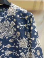 نمای نزدیک کت کراپ آبی قلاب بافی طرح گل