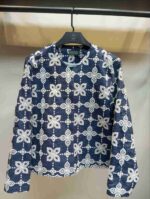 کراپ کت زنانه آبی با طرح گل چهارپر سفید قلاب‌بافی دستی - کت تابستانه لینن فری سایز