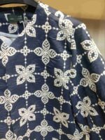 نمای نزدیک کراپ کت زنانه آبی با طرح گل چهارپر سفید قلاب‌بافی دستی - کت تابستانه لینن فری سایز