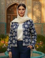 مدل نمای نزدیک کراپ کت زنانه آبی با طرح گل چهارپر سفید قلاب‌بافی دستی - کت تابستانه لینن فری سایز