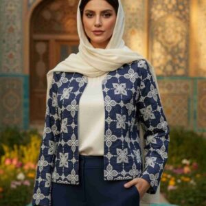 مدل نمای نزدیک کراپ کت زنانه آبی با طرح گل چهارپر سفید قلاب‌بافی دستی - کت تابستانه لینن فری سایز