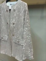 نمای نزدیک کت تمام گیپور دو سایزی مجلسی با قد ۷۰ سانتی‌متر - سایز ۱ با دور سینه ۹۸ و دور کمر ۱۰۰ - سایز ۲ با دور سینه ۱۰۶ و دور کمر ۱۰۸ - مناسب تا سایز ۴۸