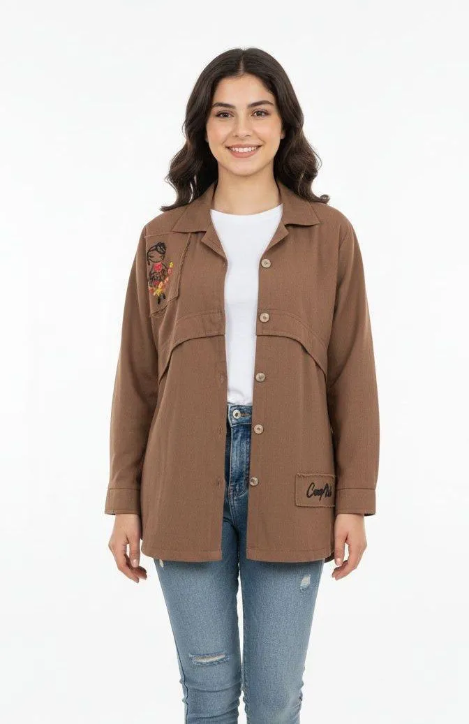 شومیز کتان دخترانه قهوه‌ای با گلدوزی روی سینه و دکمه جلو مناسب ۸ تا ۱۵