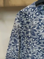نمای نزدیک مانتو کتی جین آبی سوزن دوزی دو سایزی طرح گل سنتی