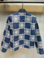 نمای پشت کت کراپ آبی قلاب بافی طرح موتیف