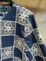 نمای نزدیک کت کراپ آبی قلاب بافی طرح موتیف