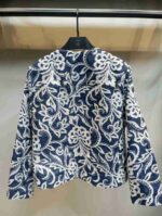 نمای پشت کت کراپ آبی قلاب بافی طرح گل گلاسیک