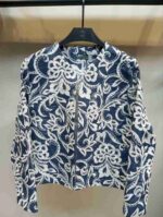 نمای جلو کت کراپ آبی قلاب بافی طرح گل گلاسیک