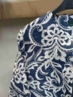 نمای نزدیک کت کراپ آبی قلاب بافی طرح گل گلاسیک