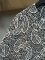 نمای نزدیک مانتو کتی جین زنانه با سوزن‌دوزی طرح ترمه