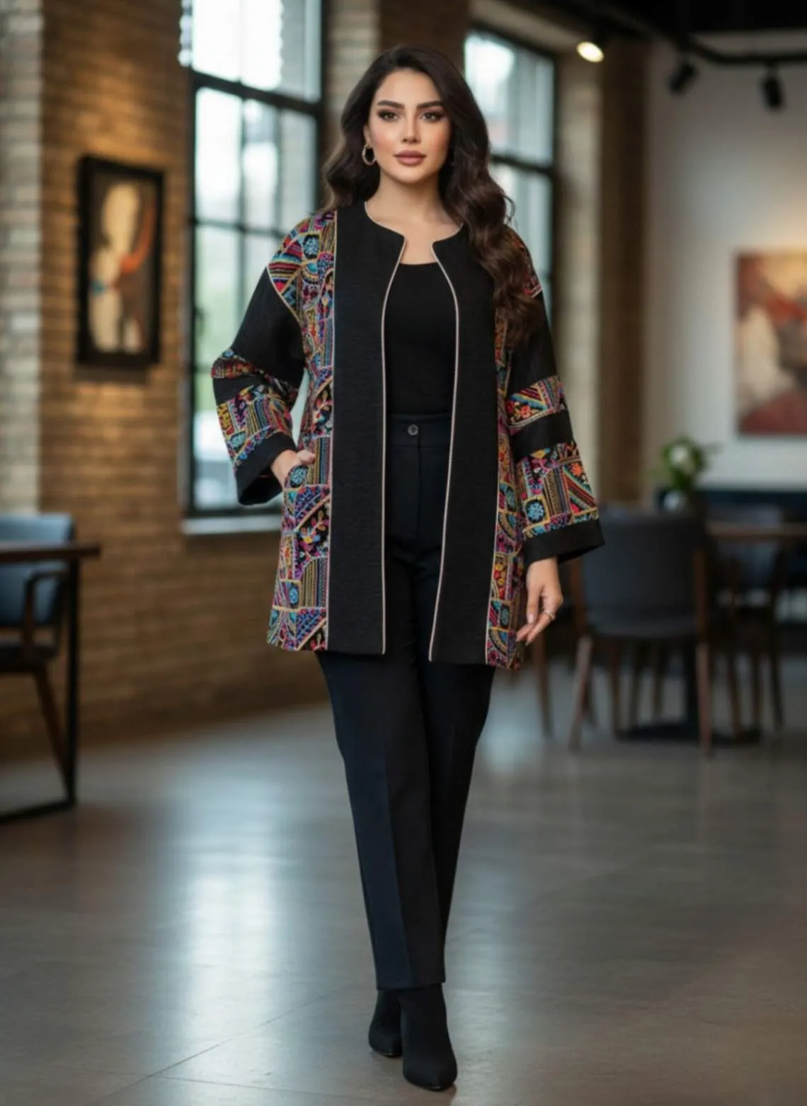 استایل مانتو سوزن‌دوزی با شلوار و تاپ ساده