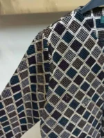 نمای نزدیک سوزن‌دوزی طرح لوزی روی پارچه مخمل