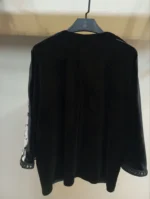 نمای پشت کت مخمل آینه‌ای با طراحی ساده و تمرکز تزئینات در جلو