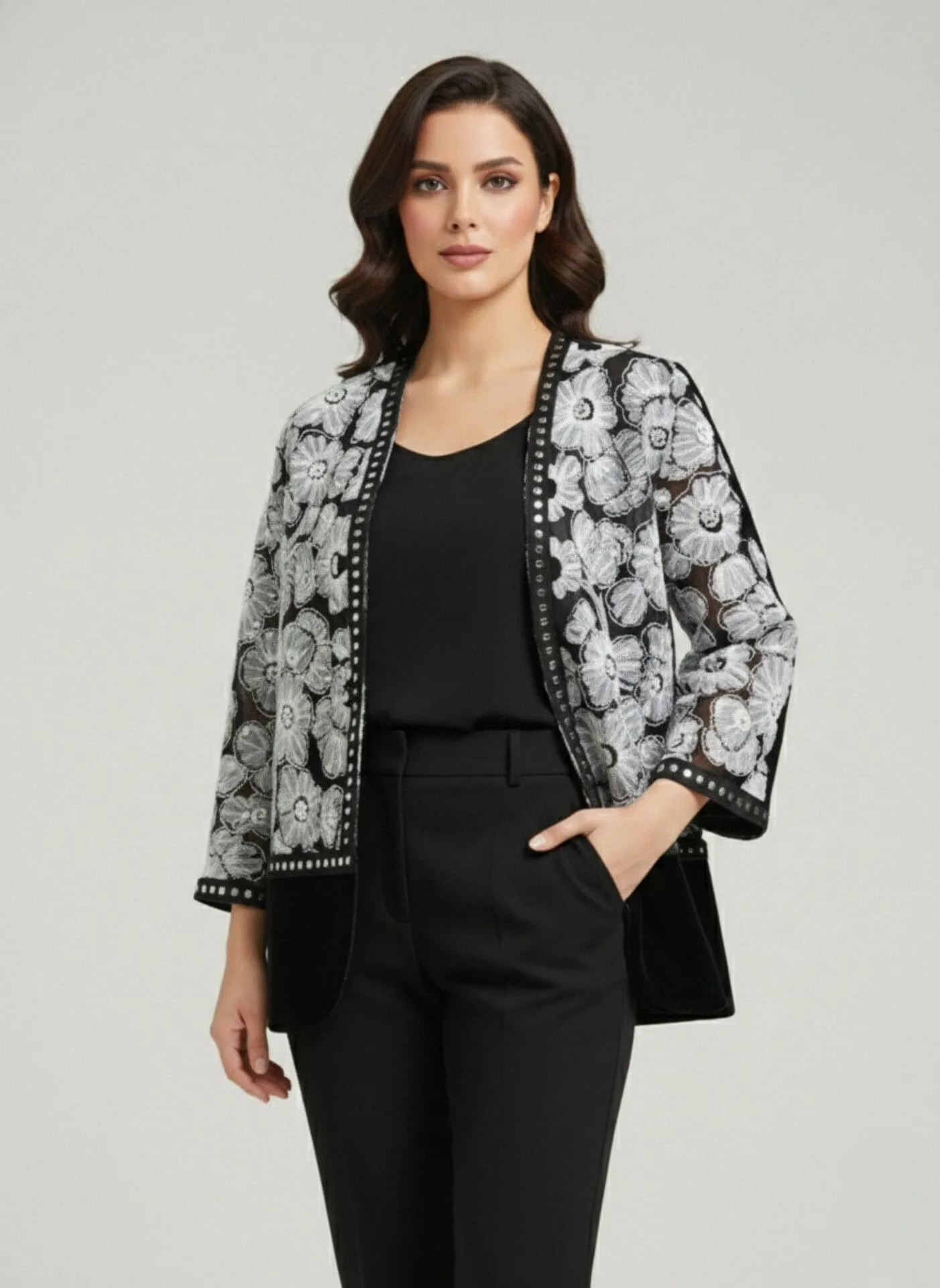 white-velvet-sequin-jacket-floral-tulle-model تنخور کت مخمل آینهای مشکی با گلهای تور سفید برجسته و ملیله و نگیندوزی فریسایز