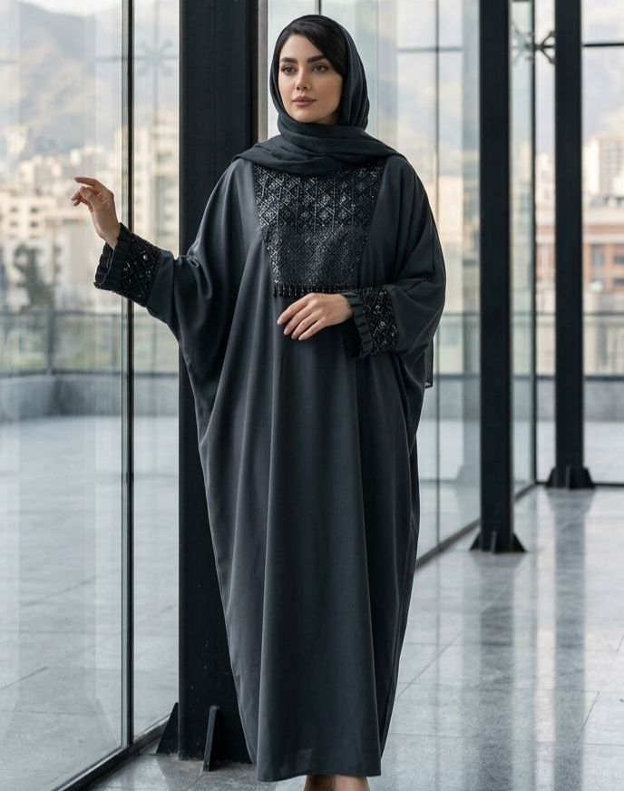 پانچ جلو بسته زنانه با منجوق‌دوزی و نگین براق، دارای بند تنظیم سایز کمر.