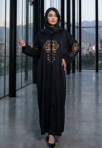 پانچ جلوباز زنانه مشکی الیزه با خرج‌کار طلایی روی جیب و آستین.