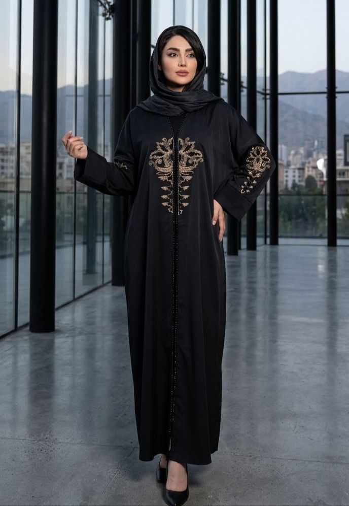 پانچ جلوباز زنانه مشکی الیزه با خرج‌کار طلایی روی جیب و آستین.